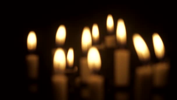 Luz dorada de velas en la iglesia — Vídeos de Stock