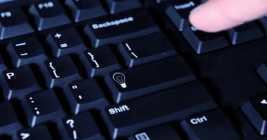 Erkek parmak ampul düğmesine basarak