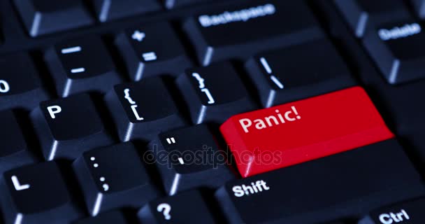 Lidská ruka tlačí červené tlačítko panic — Stock video