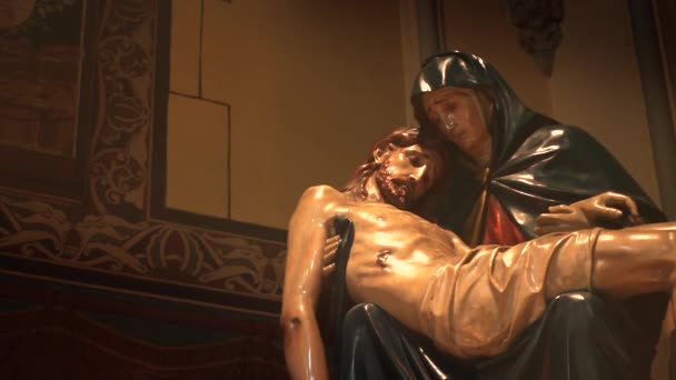 圣母玛丽亚和耶稣的雕像 — 图库视频影像