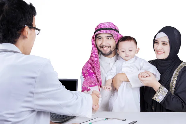 Familia árabe con pediatra en el estudio —  Fotos de Stock