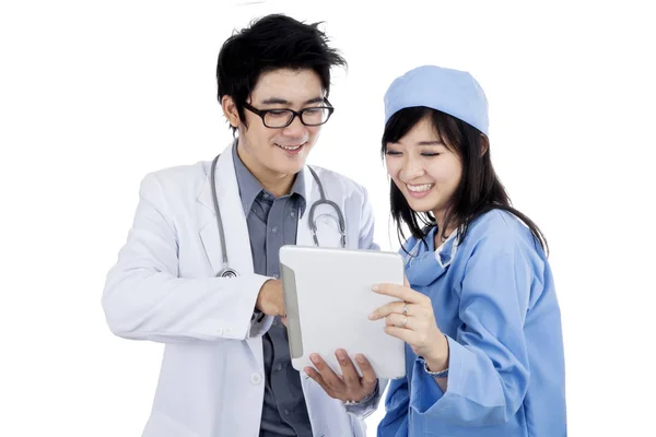 Médicos asiáticos con tablet en estudio —  Fotos de Stock