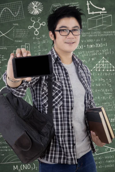 Asiatisk manlig student visar mobiltelefon — Stockfoto