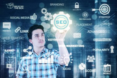Beyaz adam SEO düğmesine basarak