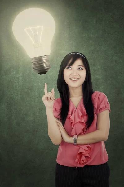 Cheerful woman and lightbulb — Stock Photo, Image