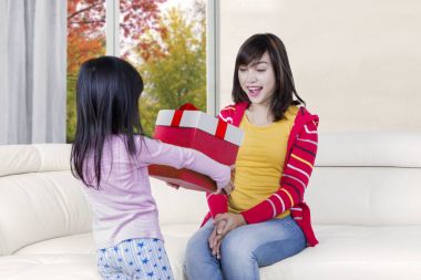 Çocuk verir armağan üstünde annesi