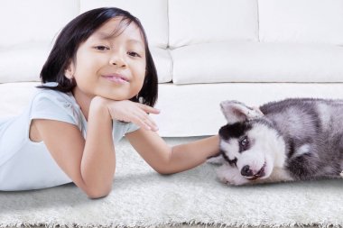 Sevimli kız evde Husky yavrusu ile yalan