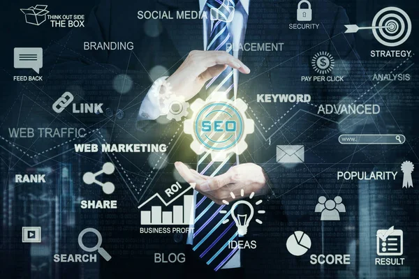 Unternehmer hält SEO-Symbol in der Hand — Stockfoto