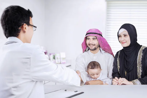 La familia visita a un pediatra en la clínica —  Fotos de Stock