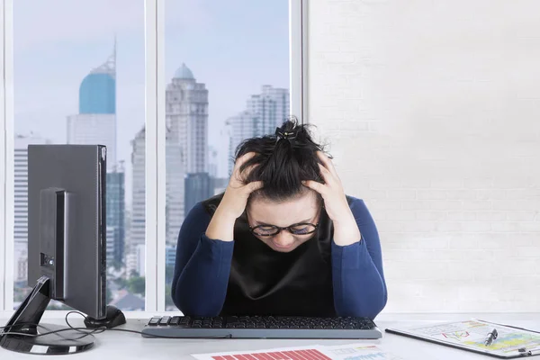 Mulher gorda sentindo tontura no escritório — Fotografia de Stock