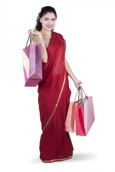 Mujer india sostiene bolsas de compras — Foto de Stock