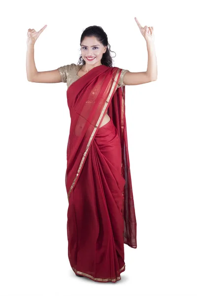 Mulher indiana com roupas de saree dançando — Fotografia de Stock