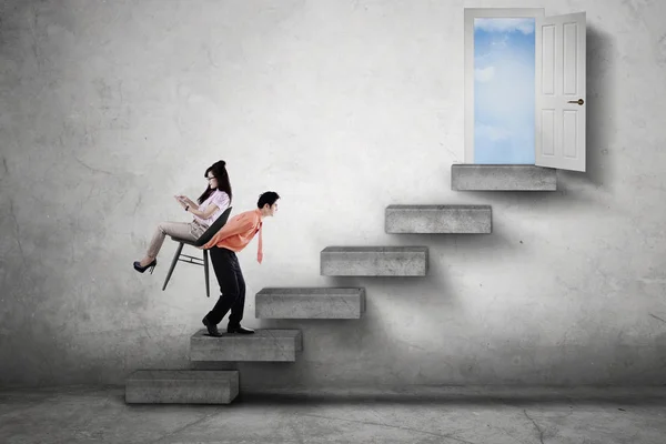 Mann trägt seine Partnerin auf Treppe — Stockfoto
