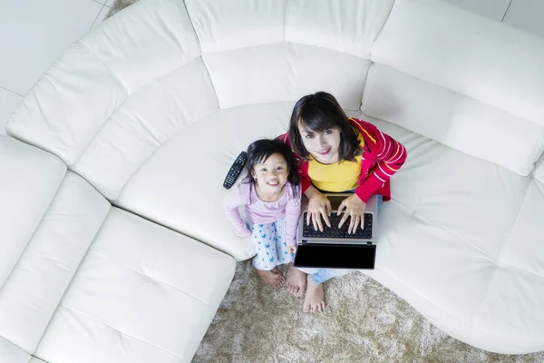 Madre e hija con portátil en casa —  Fotos de Stock