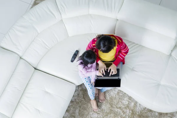 Mutter mit Tochter mit Laptop — Stockfoto