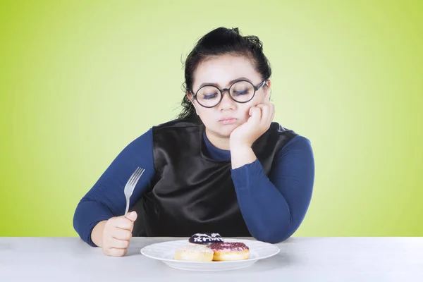 Obez kadın çörek ile sıkılmış — Stok fotoğraf
