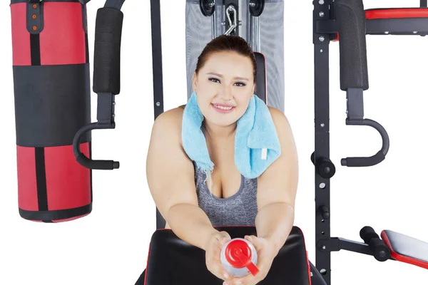 Übergewichtige Frau sitzt auf Fitnessgeräten — Stockfoto
