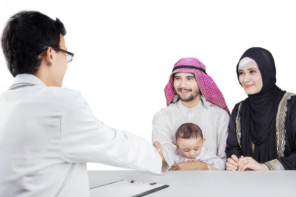 Padres y niño enfermo con médico en el estudio — Foto de Stock