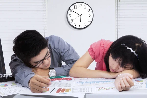 Dois trabalhadores parecem cansados com papelada — Fotografia de Stock