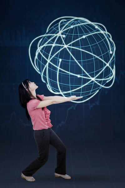 Mujer llevando globo con conexión a internet — Foto de Stock