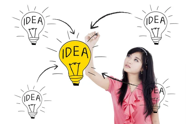 Woman drawing idea and lightbulb — Stock Photo, Image