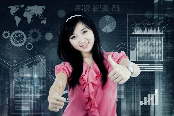 Mulher mostra polegares para cima com tela virtual — Fotografia de Stock