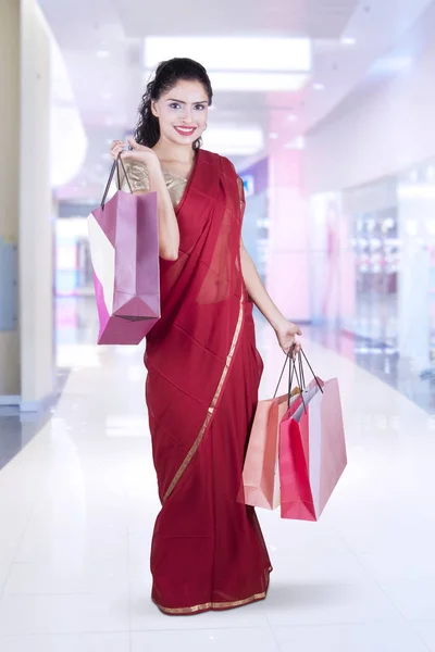 Kobieta z saree ubrania w centrum handlowym — Zdjęcie stockowe