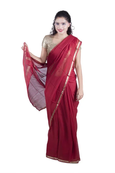 Mujer india joven con saree rojo —  Fotos de Stock