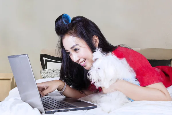Malta köpek ve dizüstü bilgisayar ile genç kadın — Stok fotoğraf