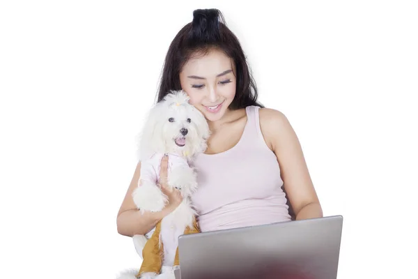 Giovane donna con cane maltese in studio — Foto Stock