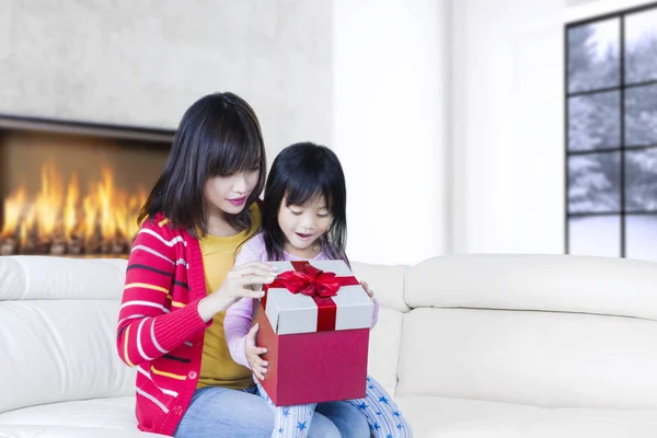 Schöne Mutter und Kind offene Geschenkschachtel — Stockfoto