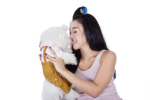 Schöne Frau mit Hund im Studio — Stockfoto