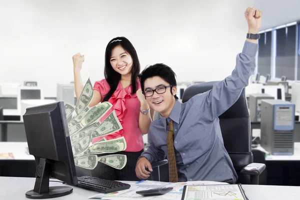 Obchodní tým dostává peníze online v kanceláři — Stock fotografie