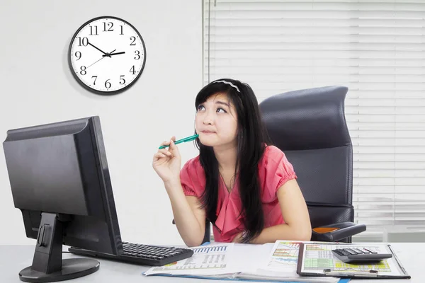 Affärskvinna som tänker något på kontoret — Stockfoto