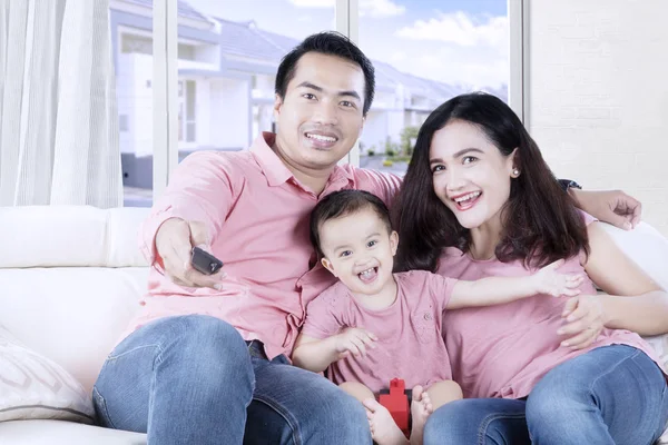 Asiatisk familj titta på en film tillsammans — Stockfoto
