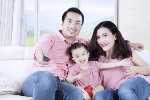 Familia disfrutando de una película en la televisión — Foto de Stock