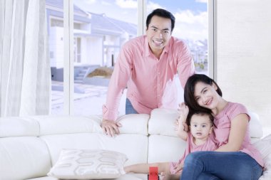 Genç aile zaman kanepede harcıyor.