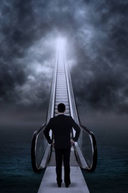 Yürüyen merdiven ayakta işadamı