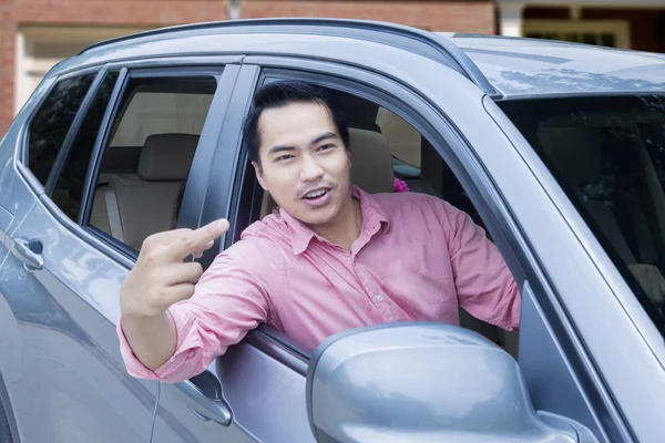 Angry driver shows middle finger — Stock Photo, Image
