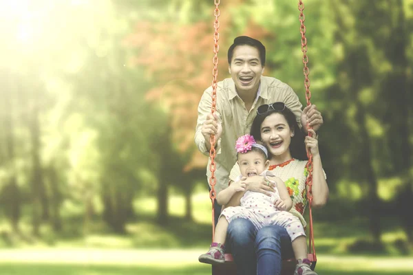 Asiática familia jugando en swing —  Fotos de Stock
