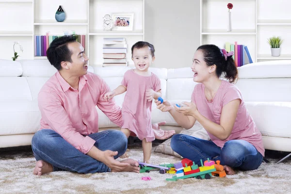 Asiatische Familie spielt mit Spielzeug zu Hause — Stockfoto