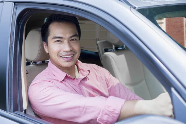 Азиатский мужчина за рулем своей машины — стоковое фото