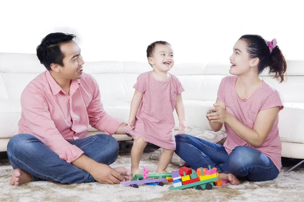 Asiatische Eltern spielen mit Tochter auf studio — Stockfoto