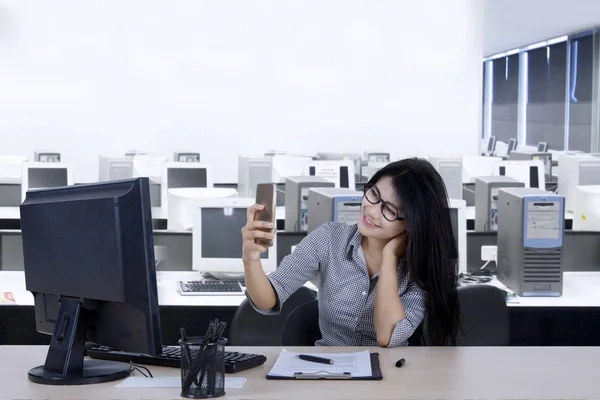 Secretária bonita faz foto selfie no escritório — Fotografia de Stock