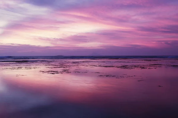Krásný západ slunce s purpurovou oblohou na pláži — Stock fotografie