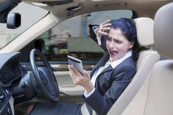 Affärskvinna stänga hennes ansikte i bil — Stockfoto