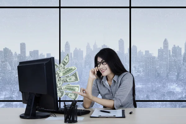 Femme d'affaires regarde dollar sur l'écran de l'ordinateur — Photo