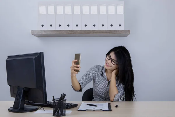 İş kadını ofiste selfie fotoğraf çekimi — Stok fotoğraf
