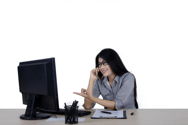 Geschäftsfrau mit Computer und Smartphone im Studio — Stockfoto