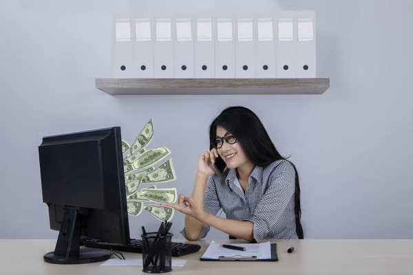 Bizneswoman z Dolar gotówki i telefon — Zdjęcie stockowe